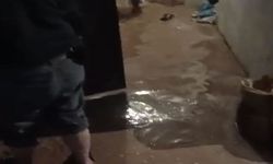 Sağanak yağış sele neden oldu bir ev kullanılamaz hale geldi
