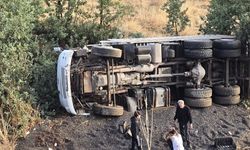 Kamyon devrildi sürücü ağır yaralandı