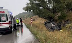 Kayganlaşan yolda belediye aracı devrildi 2 yaralı