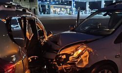 Otomobiller çarpıştı 2 kişi yaralandı