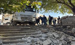 Faciadan dönüldü freni boşalan kamyon mahalleye girdi