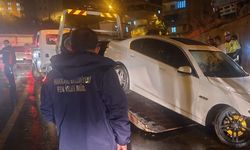 Otomobil tabelaya çarptı 1 yaralı