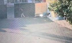 Üzerine demir kapı düşen bekçi yaralandı