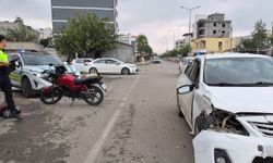 Otomobil ile motosiklet çarpıştı 1 yaralı