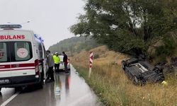 Kayganlaşan yolda belediye aracı devrildi 2 yaralı