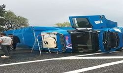 Virajı alamayan kargo tırı devrildi 1 yaralı