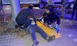 Motosiklet ile otomobil çarpıştı 2 kişi yaralandı