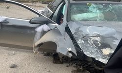 Kontrolden çıkan araç direğe çarparak karşı şeride geçti 1 yaralı