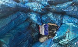 Kömür çuvallarının arasına gizlenmiş 10 bin 250 paket kaçak sigara ele geçirildi