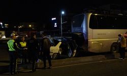 Otobüse çarpıp altına giren otomobildeki 3 kişi yaralandı