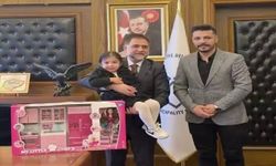Temizlik işçilerinin minik hayranı belediye başkanının misafiri oldu