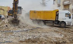 Silopi’de metruk binaların yıkımı sürüyor