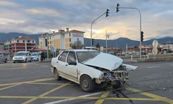 2 otomobilin çarpışması sonucu maddi hasar meydana geldi