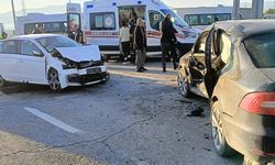 İki otomobilin çarpıştığı kaza kamerada 1'i ağır 6 yaralı