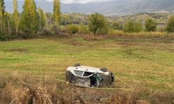 Otomobil şarampole devrildi 2 yaralı