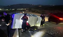 Otomobil yan yattı 2 yaralı