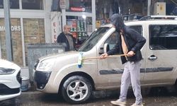 Sağanak yağışı fırsata çevirdi aracını yağmur altında yıkadı