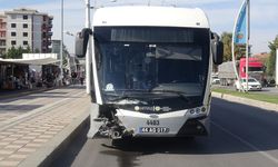Trambüs ile otomobil çarpıştı 5 yaralı
