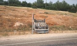Otomobil takla atarak ters döndü