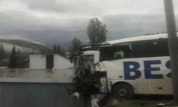 Şırnak Uludere yolunda korkutan kaza, otobüs eve çarptı