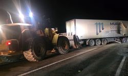 Van-Hakkari yolunda tır kazası, trafik durdu