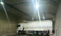 Yakıt tankeri tüneli kilitledi