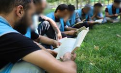 Yükümlüler mekan mefhumuna bakılmaksızın kitap okuyor