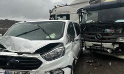 Zincirleme trafik kazasında 3 araç birbirine girdi