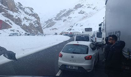 Hakkari Yolunda Çığ Felaketi ,Araçlar Yolda Kaldı