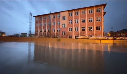 Aşırı yağış bir okulu sular içinde bıraktı