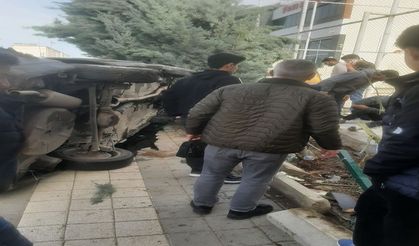 Drift atan sürücü kaldırıma çıktı, 2 yaralı