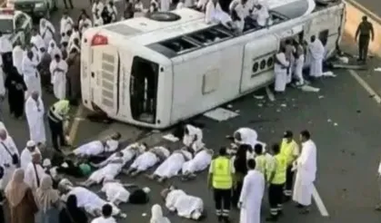 Hacıları taşıyan otobüs devrildi Çok sayıda ölü var