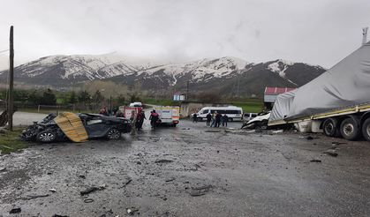 Tırla otomobil çarpıştı, 2 ölü, 1 yaralı