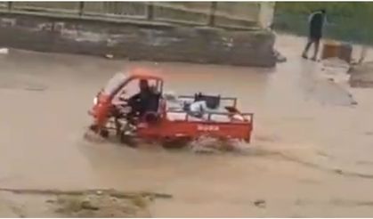 Sağanak yağışta su dolu çukura düştüler