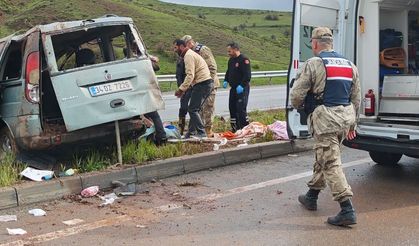 Aracın refüje çarpması sonucu 7 kişi yaralandı