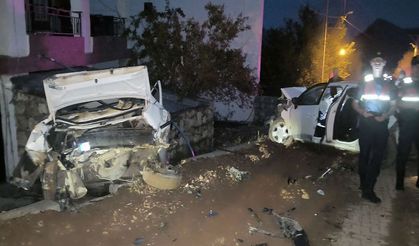 Otomobil park hakindeki araca çarptı, 4 yaralı