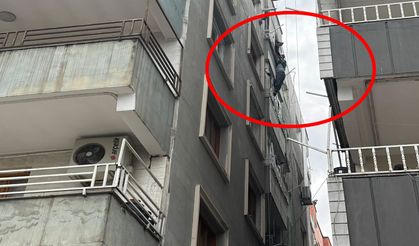 Balkonda asılı kalan işçi dakikalarca kurtarılmayı bekledi