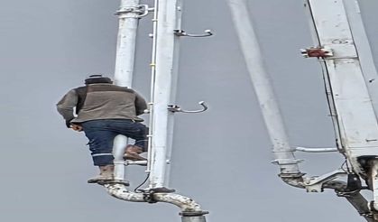 Beton pompası üzerinde tehlikeli yolculuk