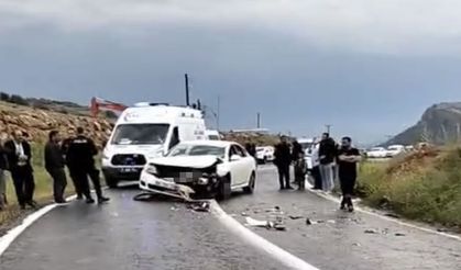 İki otomobil kafa kafaya çarpıştı, 8 yaralı