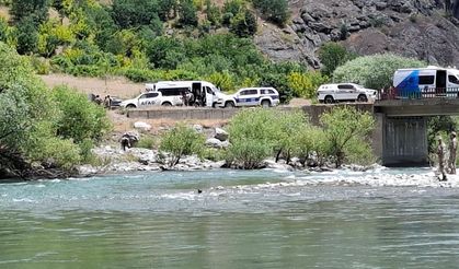 Otomobil şarampole devrildi, iki yaralı
