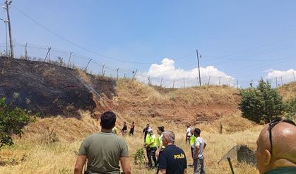 İş makinesinden çıkan kıvılcımı otluk alanı yaktı