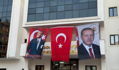 DEM Partili belediye binasına Erdoğan posteri asıldı