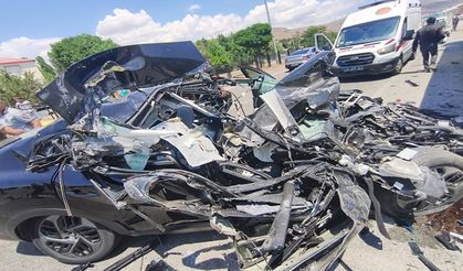 Tıra çarpan otomobil hurdaya döndü, 1 yaralı