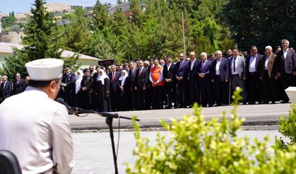 Şırnak'ta 15 Temmuz Şehitleri Karanfillerle Anıldı