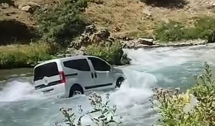 El freni çekilmeyen kamyonet çaya uçtu
