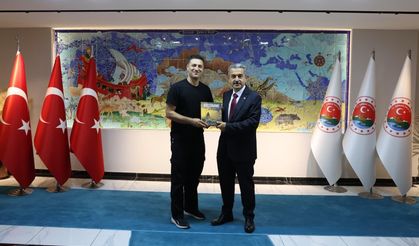 Gazeteci İbrahimoğlu’ndan Vali Ekici’ye kültürel miras kitabı