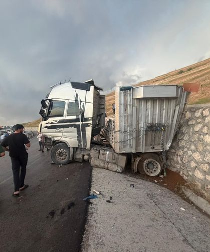 Şırnak’ta Yağış Sonrası Kayganlaşan Yolda Tır Devrildi