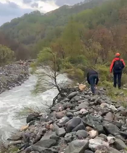 Köprüden düşen kadın akıntıya kapıldı