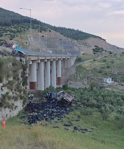Sebze yüklü tır viyadükten aşağı uçtu, 3 ölü, 3 yaralı
