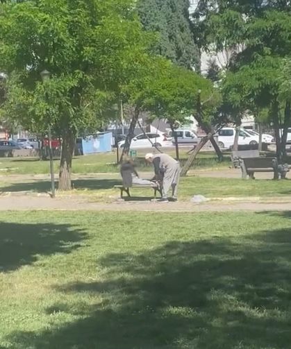 Amcalar yaşlarına aldırış etmeden parkta mekik çekti